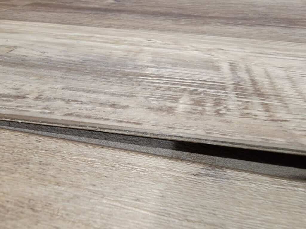 Splitting flooring